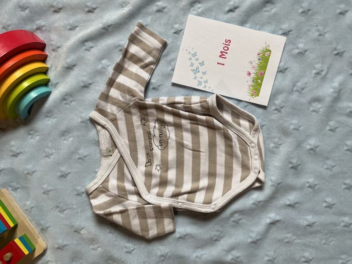 body manches longues rayé beige et blanc ouverture devant 1 mois - photo numéro 2