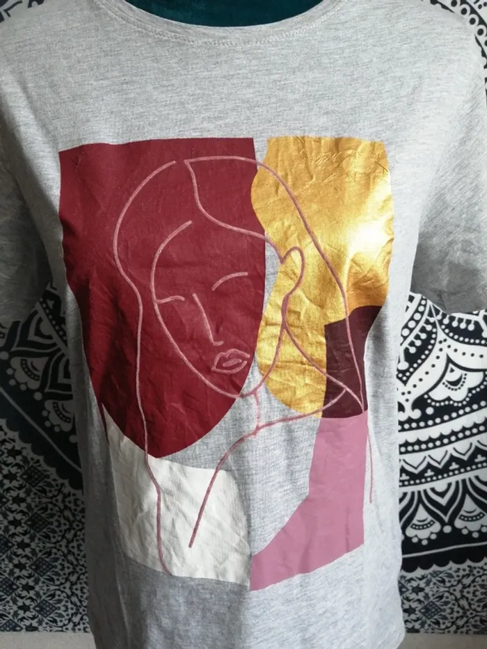 Tee shirt gris imprimé portrait femme avec fond abstrait / firefly / (S) - photo numéro 3