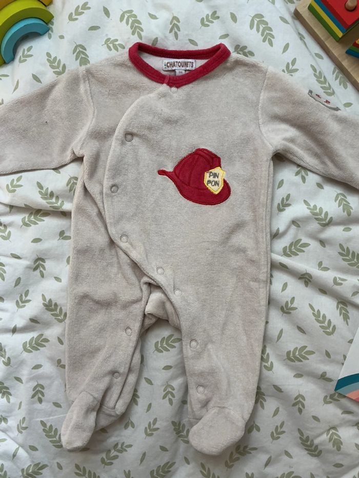 pyjama grenouillère en velours beige et rouge ouverture devant 1 mois chatounets - photo numéro 3