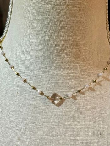 Collier réglable acier inoxydable or perle et trèfle rose pastel