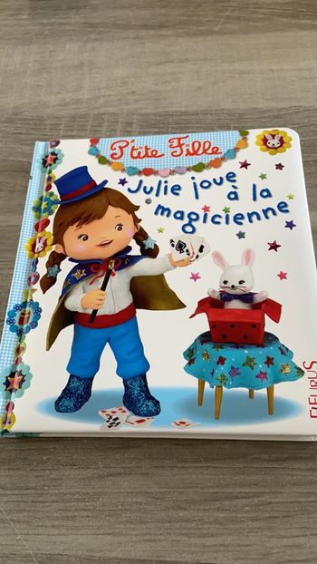 Livre enfant julie joue à la magicienne