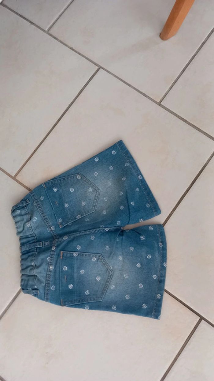 Short jean fleurs la halle fille 6 ans tbe - photo numéro 2