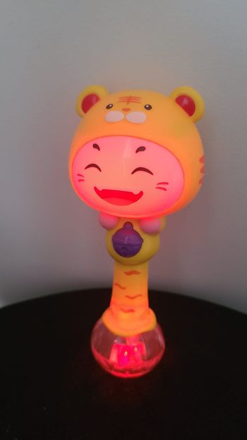 sons et lumières intéressants de ce hochet. La tête de tigre et la forme de ce hochet permettent ég