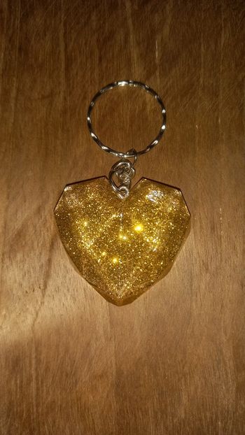 Porte clé cœur résine en relief fait main