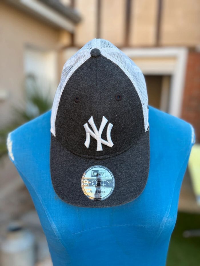 Casquette New Era - gris/blanc - ajustable - en bon état - photo numéro 2