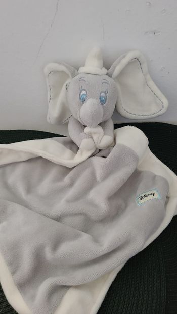 Doudou plat éléphant gris blanc Dumbo mouchoir couverture DISNEY