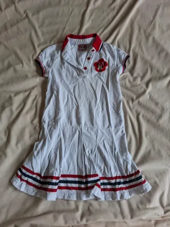 robe de tennis blanche et bandes rouges, taille 7/8 ans, marque Disney,