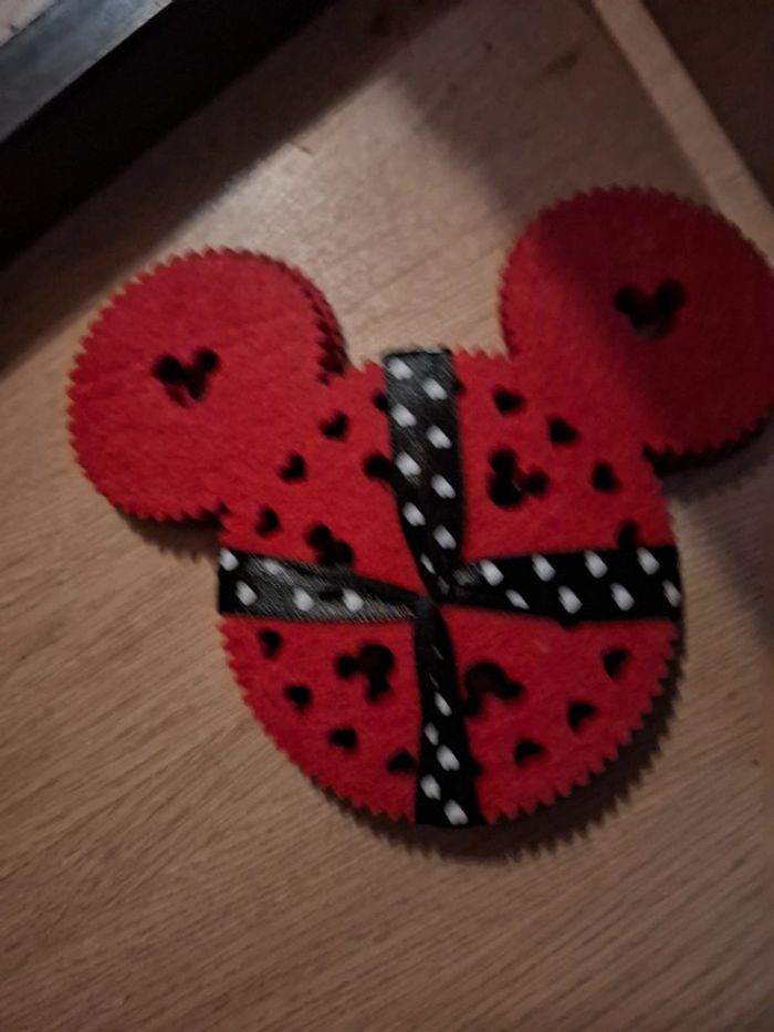 Sous verre mickey rouge jamais utilisé il y en a 3