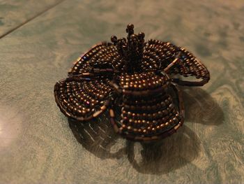 Broche en perles et tubes marron