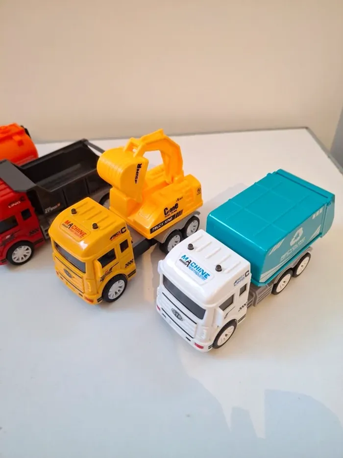 Lot de 6 camions à friction - photo numéro 3