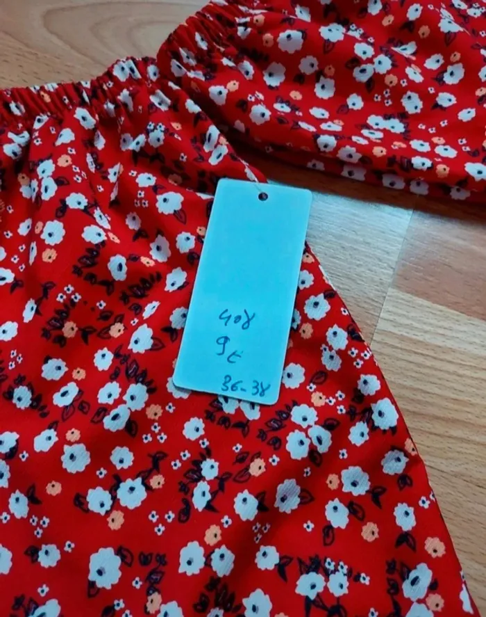 Blouse rouge fleurie manches courtes épaules dénudées 36-38 - photo numéro 4
