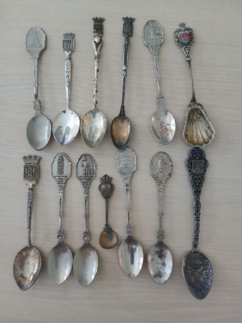 Lots de 13 petites cuilleres pour collectionneur en metal argente