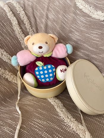 Peluche doudou 20cm Kaloo ours violet bleu rose pomme avec boîte parfait état
