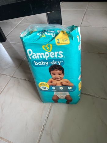 Un  paquet de couches  Pampers baby-Dry.