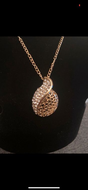Collier doré et strass