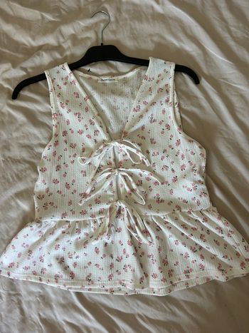 Chemise blanche à fleurs rose