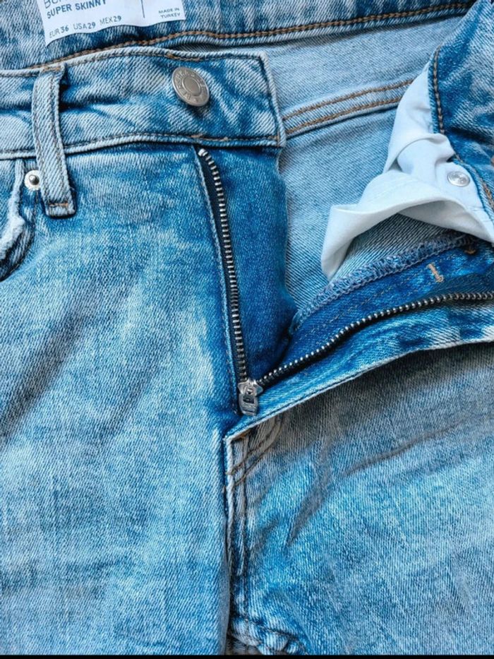 Jean Bershka Homme 36 – slim destroy bleu clair – effet déchiré tendance – look casual urbain - photo numéro 9