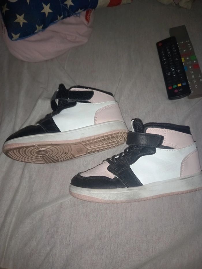 Basket montantes t. 35 quelques traces qui doivent partir à l'éponge - photo numéro 2