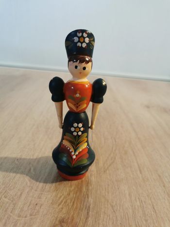 Figurine en bois vintage art populaire hongrois peinte à la main  femme chapeau floral