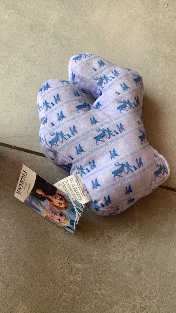 Coussin peluche Sven de reine des neiges idée cadeau - photo numéro 4