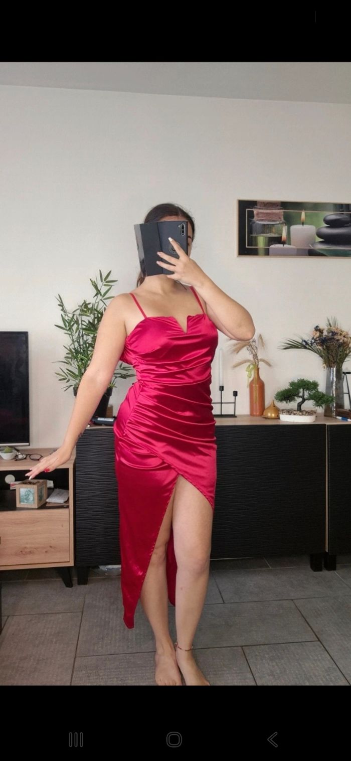 Robe satiné rouge