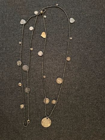 Collier sautoir médailles et cœurs en métal