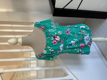 Blouse manches courtes Springfield à épaules dénudées vert et fleurs multicolores