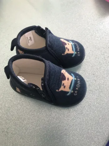 Chaussons neufs  Taille 18