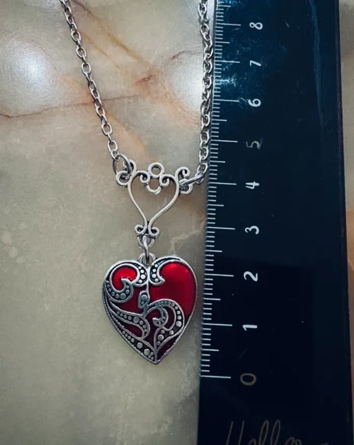 Collier avec bijoux cœur rouge et sa clé sur le fermoir - photo numéro 4