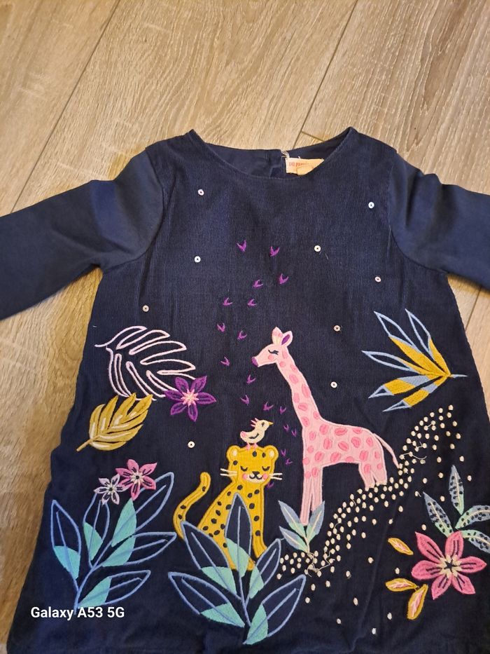 Jolie robe fond bleu marine