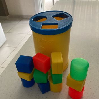 Boîte avec jeux de cubes
