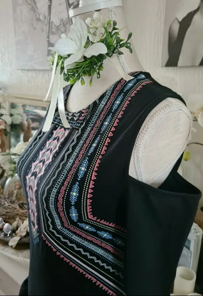 Robe noire épaules dénudées FB Sister Taille L
Manches longues - photo numéro 3
