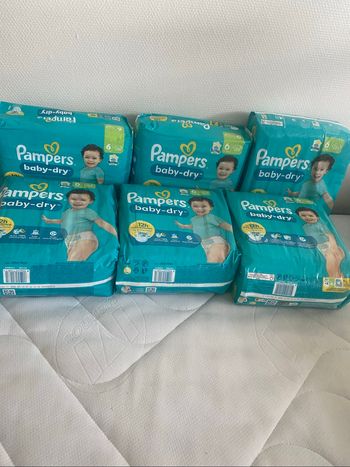 6 sacs de couches Pampers taille six