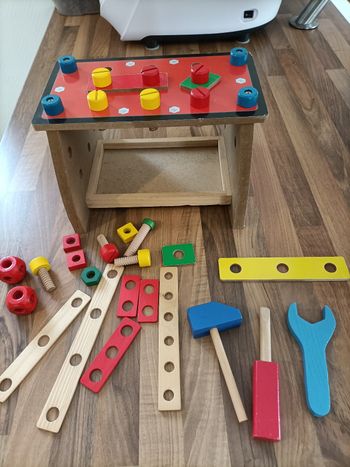 Petit établi de bricoleur bois et ces outils 23*17 cm