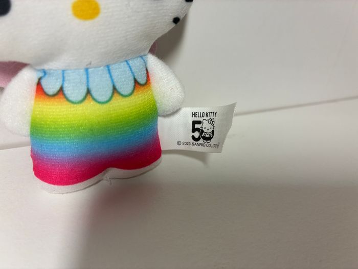 Petite Peluche Hello Kitty 50th Anniversary Rainbow - photo numéro 2
