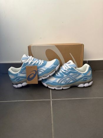 Baskets bleu