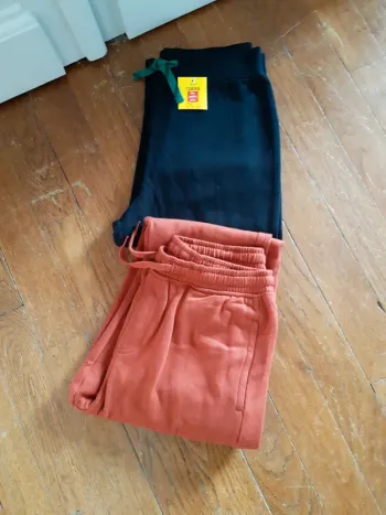 Deux joggings neufs 12ans garçon