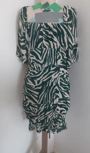 Robe mi-long en zèbre drapée, en très bon état,  taille 36