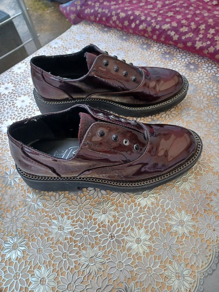 Chaussures mocassins vernis My B coloris bordeaux taille 36 en très bon état.