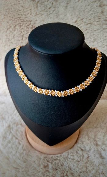 Collier type ras-cou fleurs dorées