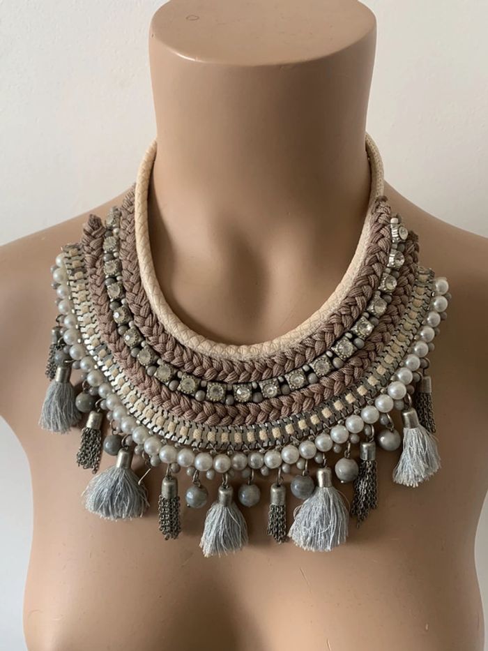 Collier Plastron gris