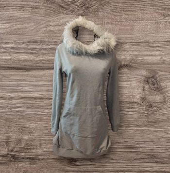 Robe-pull grise à capuche