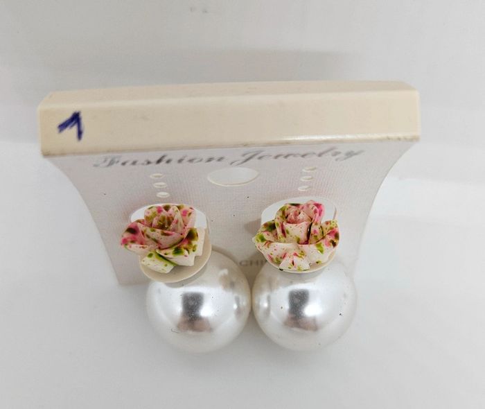 Paire de boucles d'oreilles.
Neuve.
Fleur 1 - photo numéro 2