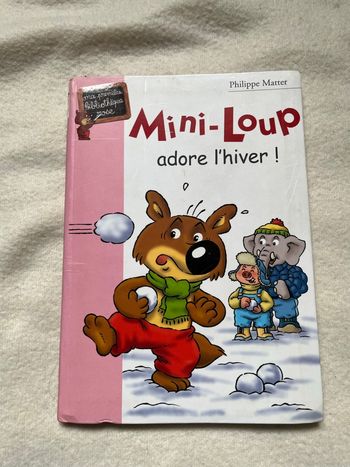 Mini loup adore l’hiver