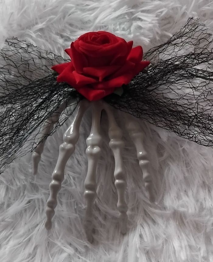 Pince à cheveux Gothique - main en squelette. Rose et dentelle - photo numéro 2