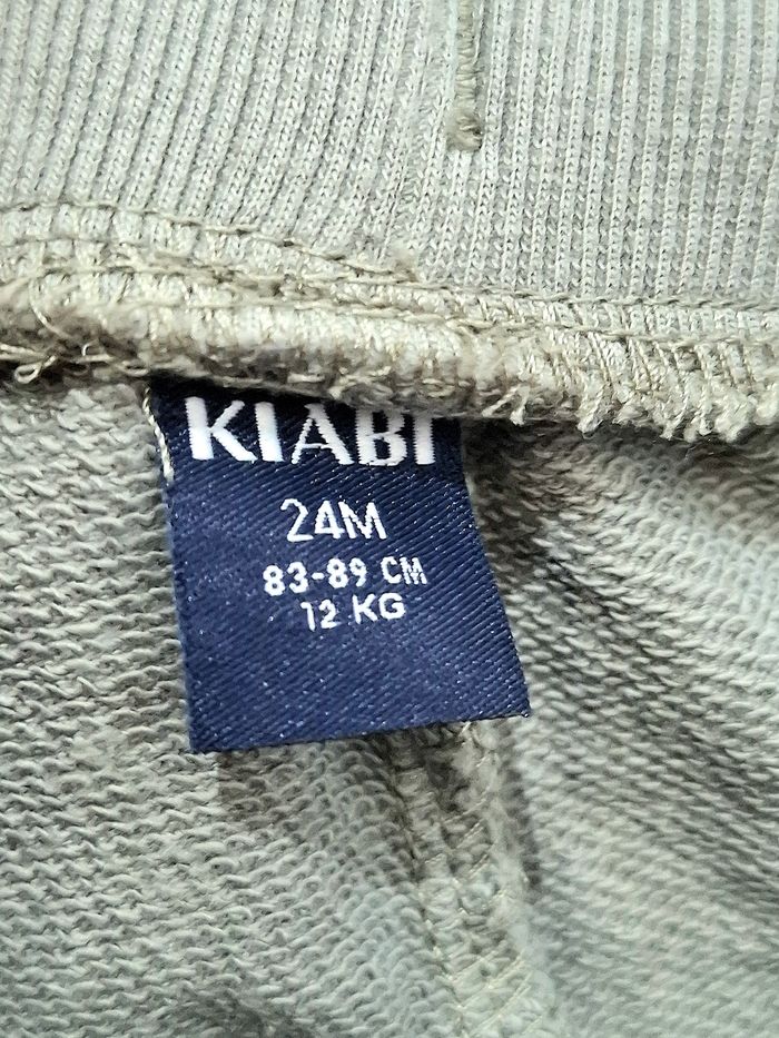 Short enfant garçon Kiabi – 24 mois / 2 ans – gris vert – motif feuilles & branches - photo numéro 2