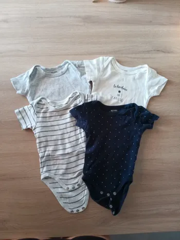 Lot 4 bodies manches courtes 4 mois