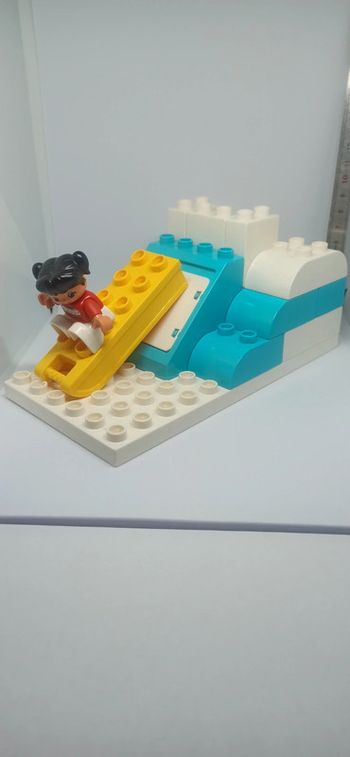 Décor paysage de neige avec luge et enfant lego duplo