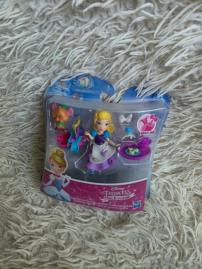 Poupee figurine disney princesse little kingdom Cendrillon disneyland paris - disney store - hasbro