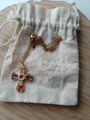 Collier croix avec zircons colorés